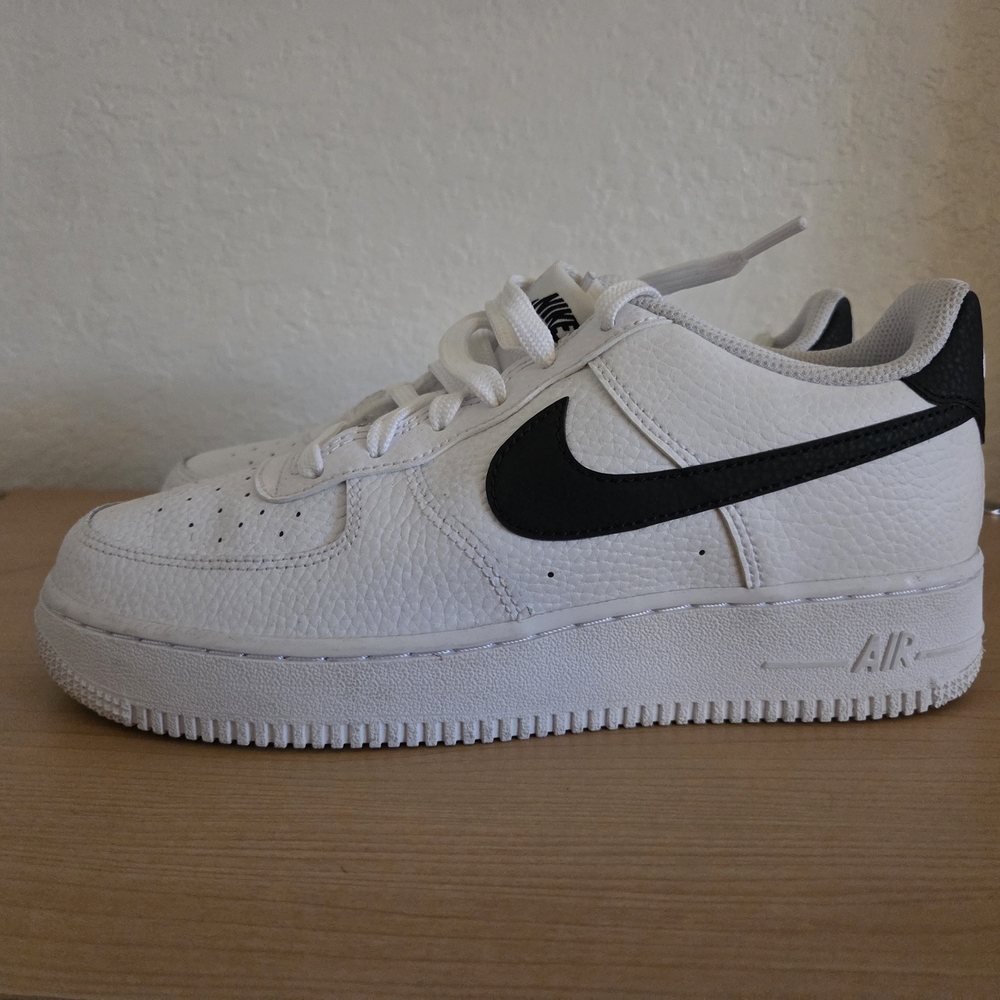 Nike White and Black Sneakers